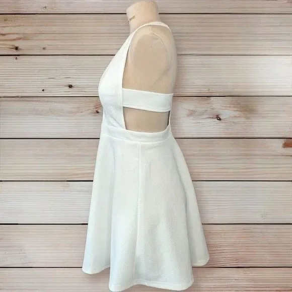 Charlotte Russe White Plunge Neck Cut-out back Skater Dress sz 6 - Picture 2 of 7